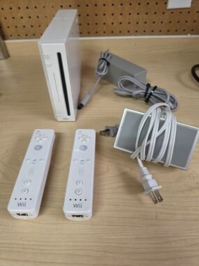 Nintendo Wii Bundle RVL-001 Console-Charge Station-AC Adaptor- 2/Remotes EUC